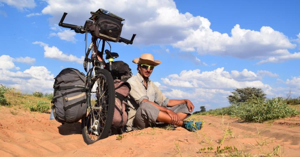 engländer der mit dem fahrrad durch die wüste arabien fährt